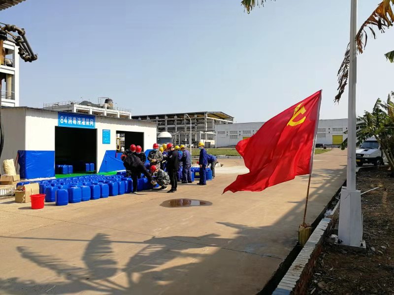 2.2020年2月18日，廣西柳化氯堿公司生產(chǎn)、罐裝84消毒液，助力疫情防控。.jpg